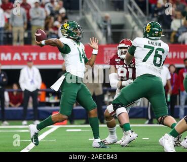 Arlington, Texas, Stati Uniti d'America. Il 7 dicembre, 2019. Baylor Bear quarterback Giacobbe Zeno (14)passa durante la Grande 12 Championship NCAA Football gioco tra le università del Texas e della University of Oklahoma Sooners presso AT&T Stadium di Arlington, Texas. Tom Sooter/CSM/Alamy Live News Foto Stock