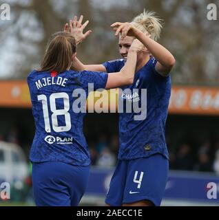 Kingston, Regno Unito. 17 Nov, 2019. Maren Mjelde di Chelsea onorevoli Millie luminose di Chelsea Ladies festeggiare il gol vincente durante la Barclaycard FA DONNA Super League match tra Chelsea e Manchester City al Cherry Red Records Stadium, Kingston, domenica 8 dicembre 2019. (Credit: Jacques Feeney | MI News) La fotografia può essere utilizzata solo per il giornale e/o rivista scopi editoriali, è richiesta una licenza per uso commerciale Credito: MI News & Sport /Alamy Live News Foto Stock