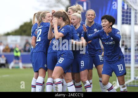 Kingston, Regno Unito. 17 Nov, 2019. Il Chelsea squad festeggiare il gol vincente durante la Barclaycard FA DONNA Super League match tra Chelsea e Manchester City al Cherry Red Records Stadium, Kingston, domenica 8 dicembre 2019. (Credit: Jacques Feeney | MI News) La fotografia può essere utilizzata solo per il giornale e/o rivista scopi editoriali, è richiesta una licenza per uso commerciale Credito: MI News & Sport /Alamy Live News Foto Stock