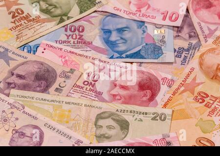 Una composizione di lira turca TL. Provare le banconote che fornisce numerose opzioni per essere usato per illustrare argomenti come business, bancario, media ecc. Foto Stock