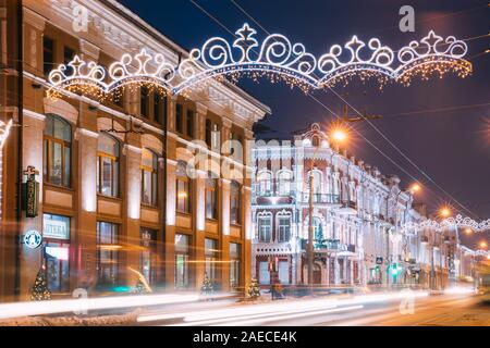 Gomel, Bielorussia - Gennaio 10, 2019: festoso via illuminazione su Sovetskaya Street a Gomel. Nuovo anno celebrazione in Bielorussia. Foto Stock