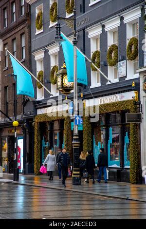 Negozi di lusso su Old Bond Street, una gioielleria Tiffany & Co, stagione di natale a Londra, Foto Stock