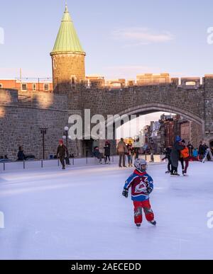 Quebec City, Quebec, Canada -- Novembre 30, 2019. Foto di un ragazzo di pattinaggio su ghiaccio su una pista di pattinaggio all'aperto nella città di Québec, Canada. Foto Stock