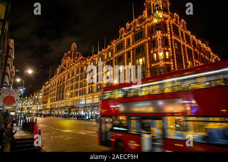 Londra, Luxury department store Harrods, Natale illuminazione, decorazione, Brompton Road e Knightsbridge, Regno Unito Foto Stock
