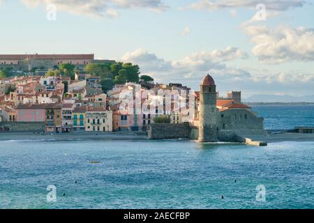 Case intorno ad una chiesa medievale di mare Foto Stock