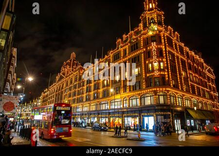 Londra, Luxury department store Harrods, Natale illuminazione, decorazione, Brompton Road e Knightsbridge, Regno Unito Foto Stock