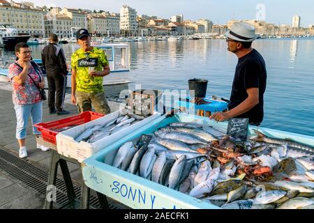 Il mercato del pesce del porto vecchio di Marsiglia / Vieux Port de Marseille, Provence, Francia Foto Stock