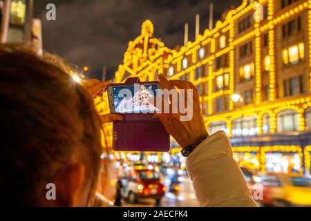 Londra, Luxury department store Harrods, Natale illuminazione, decorazione, Brompton Road e Knightsbridge, Regno Unito Foto Stock