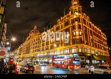 Londra, Luxury department store Harrods, Natale illuminazione, decorazione, Brompton Road e Knightsbridge, Regno Unito Foto Stock