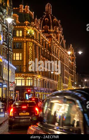 Londra, Luxury department store Harrods, Natale illuminazione, decorazione, Brompton Road e Knightsbridge, Regno Unito Foto Stock