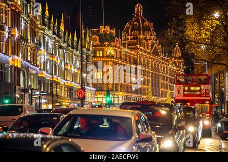 Londra, Luxury department store Harrods, Natale illuminazione, decorazione, Brompton Road e Knightsbridge, Regno Unito Foto Stock