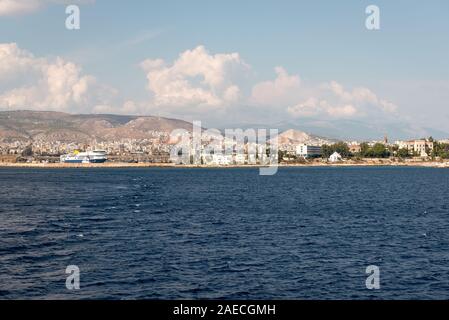 La città di Atene con case bianche visto dal mare. Costa greca, Europa Foto Stock