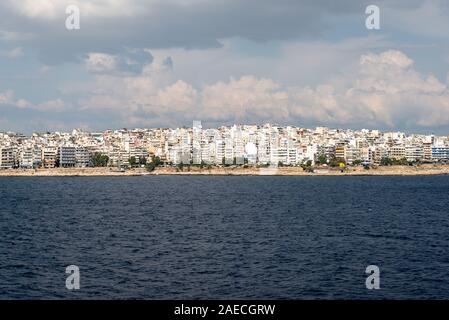 La città di Atene con case bianche visto dal mare. Costa greca, Europa Foto Stock