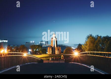 Minsk, Bielorussia. Scena notturna di Isola di lacrime (Isola di coraggio e di dolore, Ostrov Slyoz) a Minsk, in Bielorussia. Questo memoriale dedicato ai soldati che Foto Stock