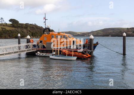 Classe Tamar RNLI scialuppa di salvataggio sul suo ormeggi a Salcombe, Devon, Regno Unito Foto Stock