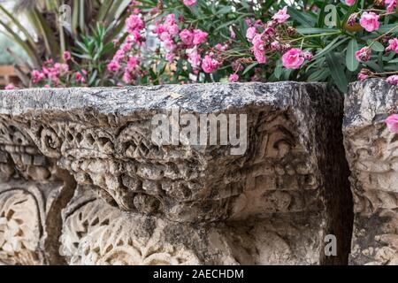 Parti della sinagoga pietre sono visualizzati nella zona degli scavi. Foto Stock