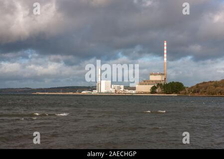 Aghada, Cork, Irlanda. Il 6 dicembre, 2019 - la ESB power plant in Aghada, Co. Cork, Irlanda è creduto per essere uno dei più efficienti e cleanes Foto Stock