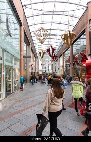 Le decorazioni di Natale appendere in Princesshay shopping centre, Exeter Foto Stock