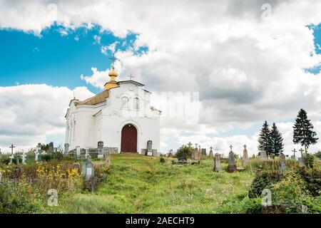 Mir, Bielorussia. Chiesa di San Giorgio al cimitero ortodosso. Famoso punto di riferimento nella giornata d'estate. Storico e architettonico del patrimonio culturale Foto Stock