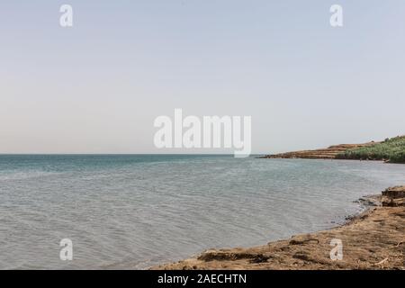 Il Mar Morto mare di sale; è un lago salato delimitato dal Giordano verso oriente e di Israele e della Palestina all'occidente. Foto Stock