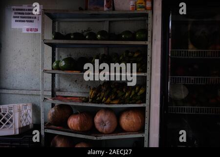 Caracas, Miranda, Venezuela. 30 Novembre, 2019. Una frutta stand nella baraccopoli di Petare. Una grave crisi sta accadendo nel paese Sud Americano del Venezuela. Un governo corrotto e massiccia inflazione ha provocato una grave crisi throghout il paese. Quelli nella baraccopoli di poveri soffrono pesantemente. La baraccopoli di Petare è uno dei settori che soffrono di più. Credito: Allison cena/ZUMA filo/Alamy Live News Foto Stock