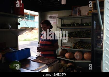 Caracas, Miranda, Venezuela. 30 Novembre, 2019. Una frutta stand nella baraccopoli di Petare. Una grave crisi sta accadendo nel paese Sud Americano del Venezuela. Un governo corrotto e massiccia inflazione ha provocato una grave crisi throghout il paese. Quelli nella baraccopoli di poveri soffrono pesantemente. La baraccopoli di Petare è uno dei settori che soffrono di più. Credito: Allison cena/ZUMA filo/Alamy Live News Foto Stock