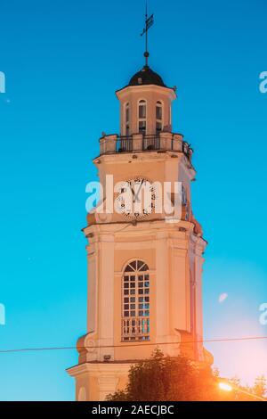 Vitebsk, Bielorussia. Chiusura del vecchio Municipio. Il Municipio, Torre dell Orologio è famosa pietra miliare nella serata su Blu ora sullo sfondo del cielo. Foto Stock