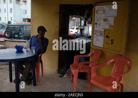 Caracas, Miranda, Venezuela. 30 Novembre, 2019. Un piccolo angolo ristorante.una grave crisi sta accadendo nel paese Sud Americano del Venezuela. Un governo corrotto e massiccia inflazione ha provocato una grave crisi throghout il paese. Quelli nella baraccopoli di poveri soffrono pesantemente. La baraccopoli di Petare è uno dei settori che soffrono di più. Credito: Allison cena/ZUMA filo/Alamy Live News Foto Stock