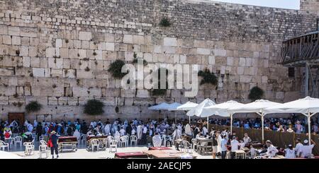 Gerusalemme, Israel-June 9,2019:la preghiera plaza situato nella parte anteriore della parete occidentale. La zona più vicina alla parete è segregato secondo la tradizione. Foto Stock