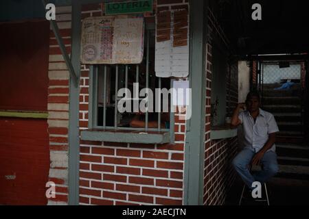 Caracas, Miranda, Venezuela. 30 Novembre, 2019. Un piccolo angolo street negozio.una grave crisi sta accadendo nel paese Sud Americano del Venezuela. Un governo corrotto e massiccia inflazione ha provocato una grave crisi throghout il paese. Quelli nella baraccopoli di poveri soffrono pesantemente. La baraccopoli di Petare è uno dei settori che soffrono di più. Credito: Allison cena/ZUMA filo/Alamy Live News Foto Stock