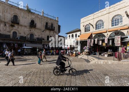 Dietro la Porta di Jaffa è la città entro le mura, e David strada che conduce al monte del tempio (dritto) e la chiesa del Santo Sepulche Foto Stock