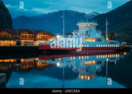 Flam, Norvegia. Nave turistica imbarcazione attraccata vicino ormeggio nel porto di Sognefjord. Notte d'estate. Norwegian più lunga e più profonda fiordo. Famoso naturale La norvegese Foto Stock