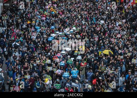 Enorme folla di manifestanti marciano cantando slogan e portante i vari cartelli.manifestanti ancora una volta ha preso le strade della città in una delle poche marche approvate negli ultimi mesi. Nonostante il minimo di risposta da parte del governo, dimostranti continuano a ribadire la loro '5 esigenze". Gli organizzatori stima che 800.000 persone hanno partecipato alla marcia. Foto Stock