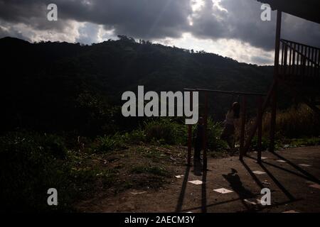 Caracas, Miranda, Venezuela. 30 Novembre, 2019. Una grave crisi sta accadendo nel paese Sud Americano del Venezuela. Un governo corrotto e massiccia inflazione ha provocato una grave crisi throghout il paese. Quelli nella baraccopoli di poveri soffrono pesantemente. La baraccopoli di Petare è uno dei settori che soffrono di più. Credito: Allison cena/ZUMA filo/Alamy Live News Foto Stock