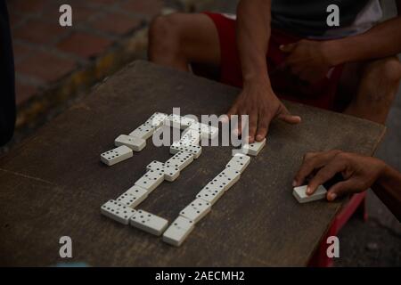 Caracas, Miranda, Venezuela. 30 Novembre, 2019. Giovani uomini giocare un gioco di domino. Una grave crisi sta accadendo nel paese Sud Americano del Venezuela. Un governo corrotto e massiccia inflazione ha provocato una grave crisi throghout il paese. Quelli nella baraccopoli di poveri soffrono pesantemente. La baraccopoli di Petare è uno dei settori che soffrono di più. Credito: Allison cena/ZUMA filo/Alamy Live News Foto Stock