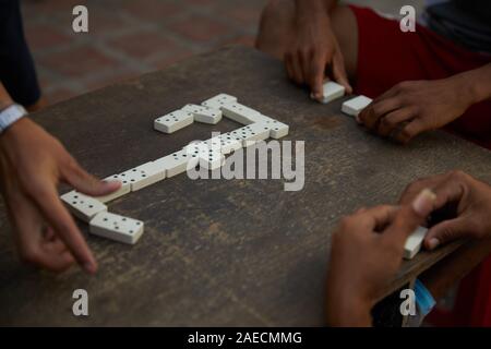 Caracas, Miranda, Venezuela. 30 Novembre, 2019. Giovani uomini giocare un gioco di domino. Una grave crisi sta accadendo nel paese Sud Americano del Venezuela. Un governo corrotto e massiccia inflazione ha provocato una grave crisi throghout il paese. Quelli nella baraccopoli di poveri soffrono pesantemente. La baraccopoli di Petare è uno dei settori che soffrono di più. Credito: Allison cena/ZUMA filo/Alamy Live News Foto Stock