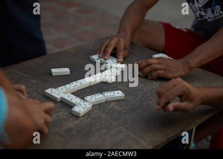 Caracas, Miranda, Venezuela. 30 Novembre, 2019. Giovani uomini giocare un gioco di domino. Una grave crisi sta accadendo nel paese Sud Americano del Venezuela. Un governo corrotto e massiccia inflazione ha provocato una grave crisi throghout il paese. Quelli nella baraccopoli di poveri soffrono pesantemente. La baraccopoli di Petare è uno dei settori che soffrono di più. Credito: Allison cena/ZUMA filo/Alamy Live News Foto Stock