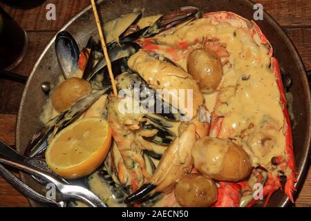 Un piatto di pesce misto tra cui aragosta fresca e polpa di granchio Foto Stock