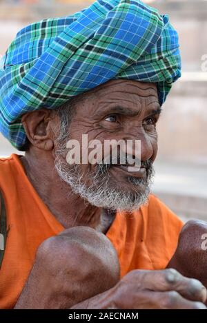 Anziani bisognosi indiano sporting un colorato turbante, Pushkar, Rajasthan, stato dell India occidentale, in Asia. Foto Stock