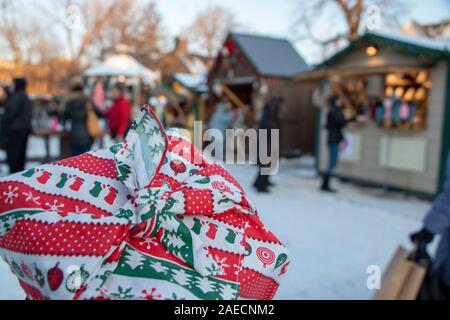 Zero rifiuti riutilizzabili di avvolgimento del tessuto dono con il Mercatino di Natale di sfondo, Québec, Canada Foto Stock