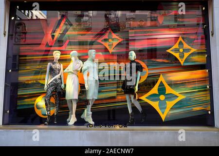 Louis Vuitton store window display e manakins in New Bond Street a Londra England Regno Unito KATHY DEWITT Foto Stock