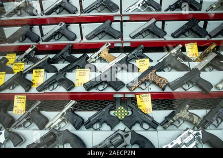 Visualizzazione di un'arma shop con liberamente vendibili armi, le repliche pistole di allarme, Foto Stock