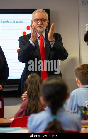 Foto datata 5 dicembre mostra Jeremy Corbyn visitando Fulbridge Academy di Peterborough,Cambs,come gli ultimi 7 giorni del campaign trail avviato. Jeremy CorbynÕs moglie fece una rara apparizione sul sentiero di campagna con lui oggi (giovedì) come hanno visitato una scuola in Cambridgeshire. Il capo di lavoro è stato affiancato dalla moglie, Laura Alvarez, a Fulbridge Academy di Peterborough questa mattina. Laura, che di solito si mantiene un basso profilo, ha aiutato il suo marito durante una sessione di domande e risposte con una classe di bambini, che domande il candidato su una varietà di argomenti. Si unì a lui in un tour della Foto Stock