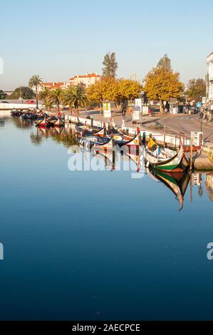 Tradizionali barche colorate (barcos moliceiros originariamente utilizzato per raccogliere le alghe) riflettendo nelle calme acque del canale centrale in Aveiro, Po Foto Stock