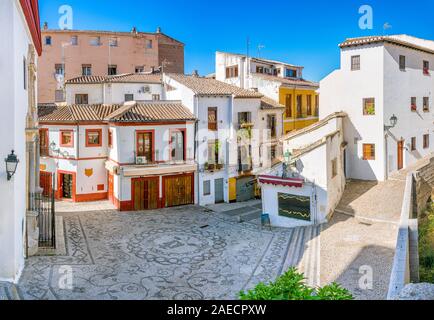 Il pittoresco quartiere Albaicin di Granada in un assolato pomeriggio di estate. Andalusia, Spagna. Foto Stock