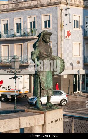 Statua di bronzo di un sale femmina lavoratore (Salineira) affacciato sul canal, Aveiro, Portogallo Foto Stock