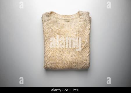 Maglione Beige su bianco vista da sopra Foto Stock