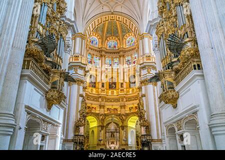 Maestoso altare principale in "Nostra Signora dell'Assunzione' nella Cattedrale di Granada. In Andalusia, giugno-03-2019 Foto Stock