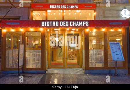 Si trova sulla avenue des Champs-Elys es a Parigi , il Bistrot des Champs è un ristorante francese tradizionale . Foto Stock