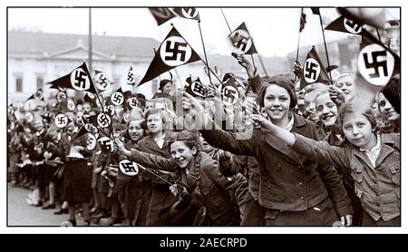 La Lega nazista delle Girls tedesche degli anni trenta di Anschluss ha ondulato bandiere di swastika naziste a sostegno e per congratularmi con l’annessione tedesca dell’Austria. Vienna, Austria, marzo 1938. Il leader nazista Adolf Hitler’s Army entrò nei limiti della città di Vienna, in Austria, il 14 marzo 1938, per annettere l’Austria Anschluss Foto Stock